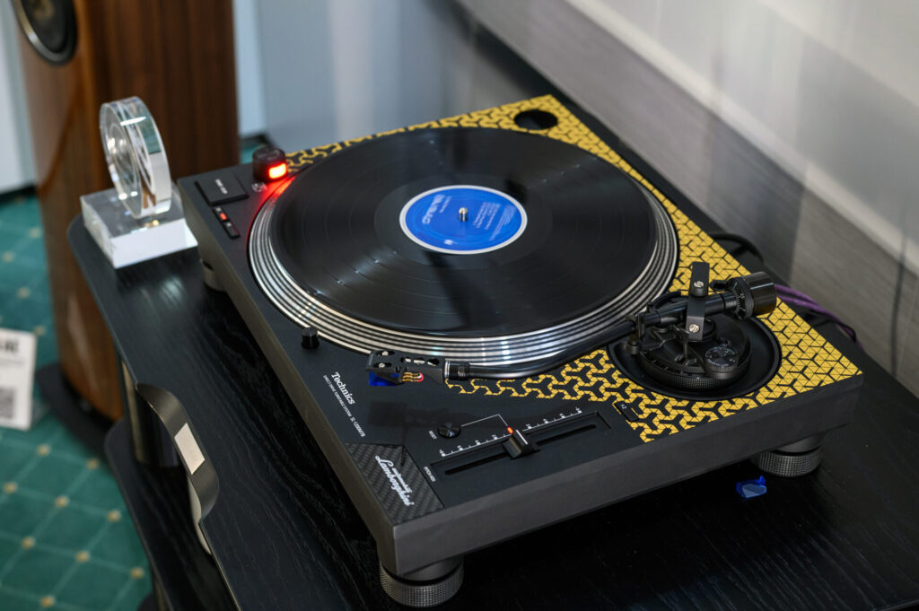究極の精度と美を兼ね備えた音楽再生の至宝のレコードプレイヤー